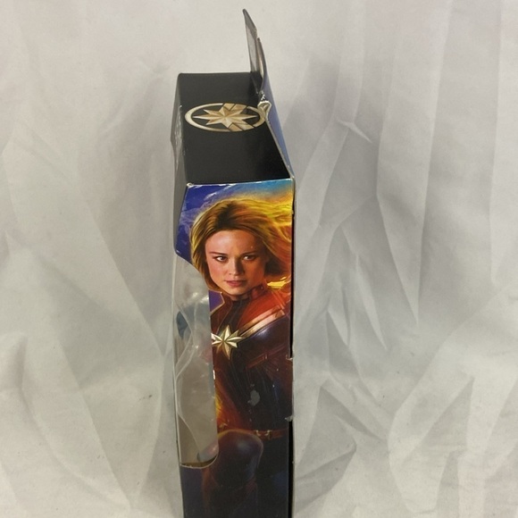 Marvel Captain Marvel Legends Series 6” Captain Marvel Disney Action Figure - Picture 4 of 5